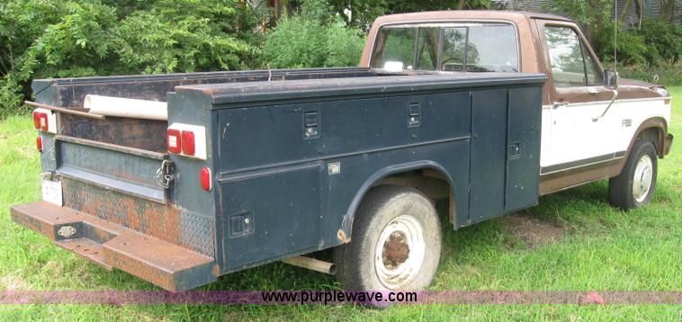 image for item 2040 1984 Ford F250 pickup truck