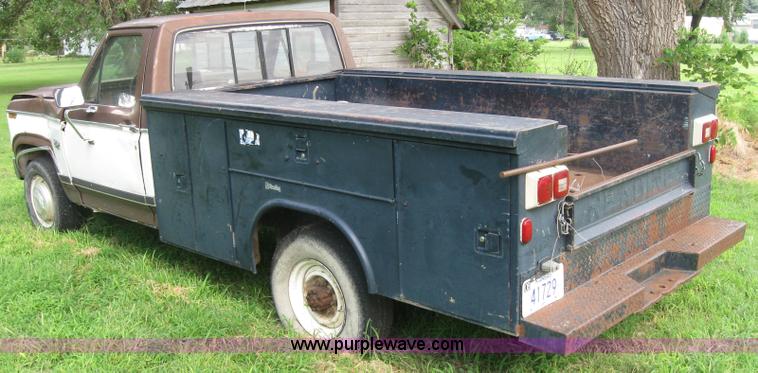 image for item 2040 1984 Ford F250 pickup truck