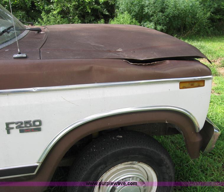 image for item 2040 1984 Ford F250 pickup truck