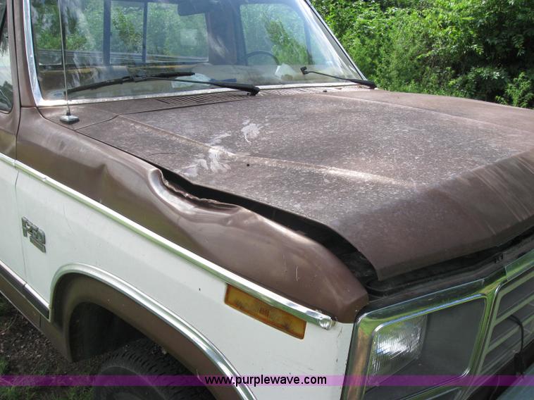 image for item 2040 1984 Ford F250 pickup truck