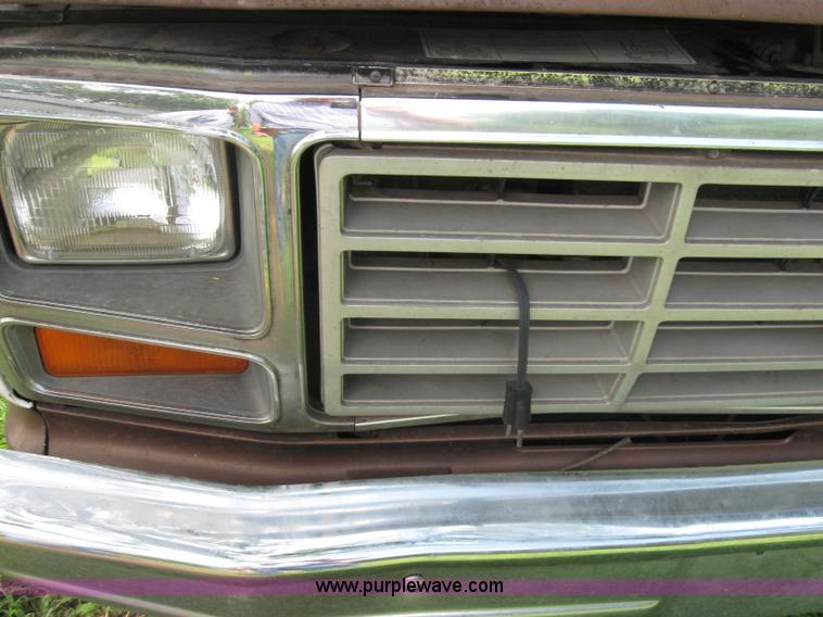 image for item 2040 1984 Ford F250 pickup truck