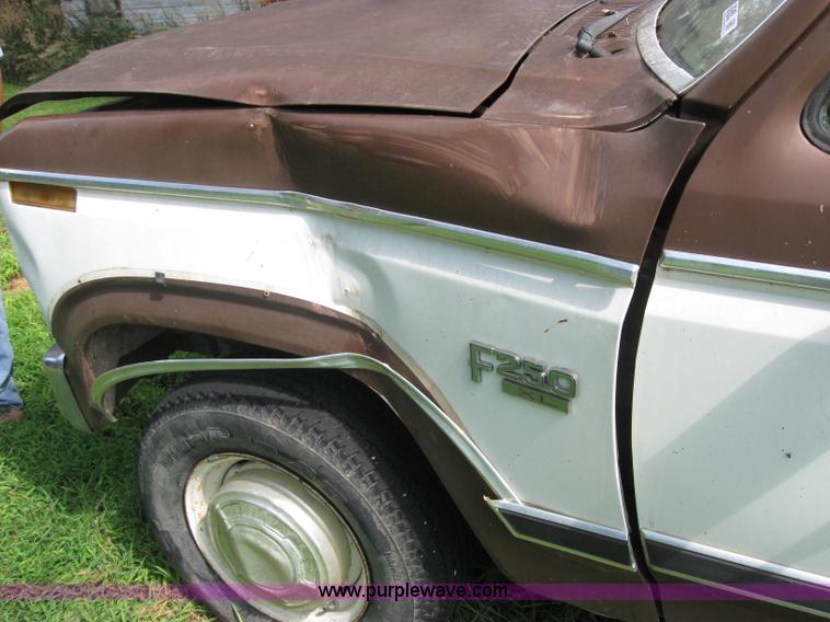 image for item 2040 1984 Ford F250 pickup truck
