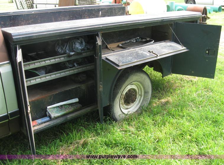 image for item 2040 1984 Ford F250 pickup truck