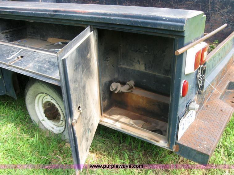 image for item 2040 1984 Ford F250 pickup truck