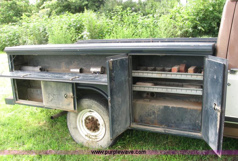 image for item 2040 1984 Ford F250 pickup truck