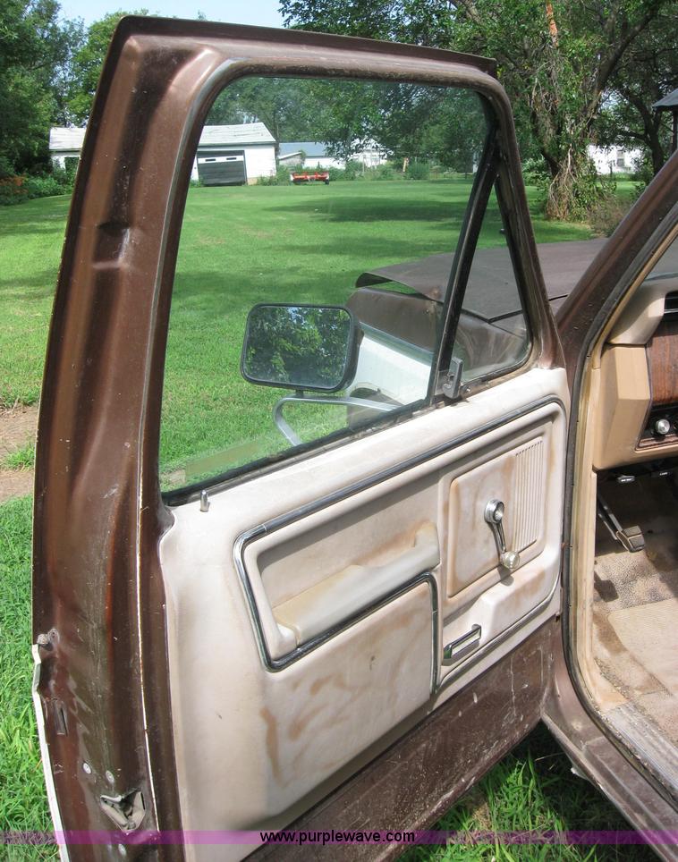 image for item 2040 1984 Ford F250 pickup truck