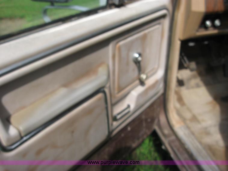 image for item 2040 1984 Ford F250 pickup truck