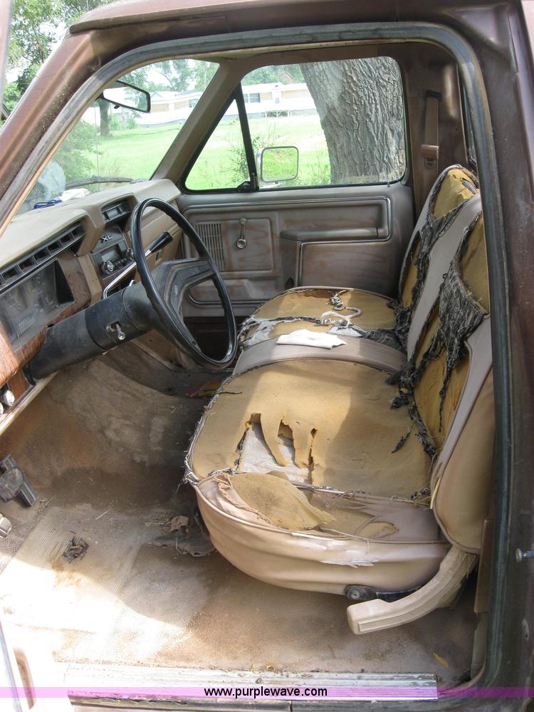 image for item 2040 1984 Ford F250 pickup truck