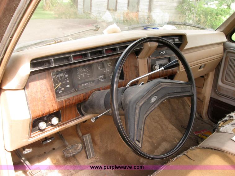 image for item 2040 1984 Ford F250 pickup truck