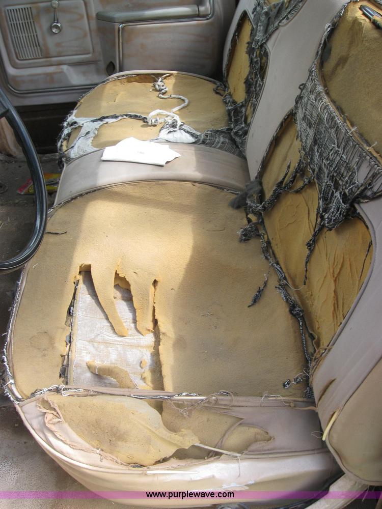 image for item 2040 1984 Ford F250 pickup truck