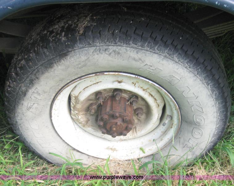 image for item 2040 1984 Ford F250 pickup truck