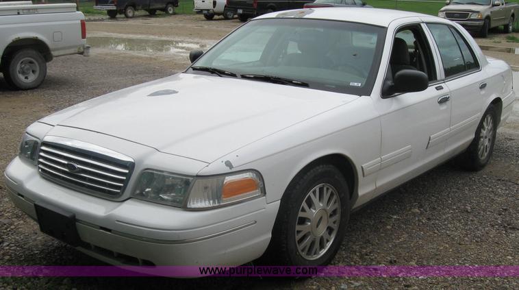 image for item 2041 2004 Ford Crown Victoria LX