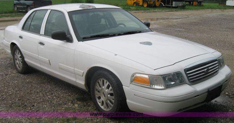 image for item 2041 2004 Ford Crown Victoria LX
