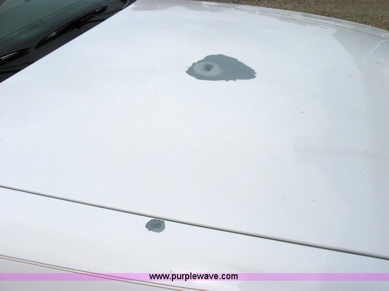 image for item 2041 2004 Ford Crown Victoria LX