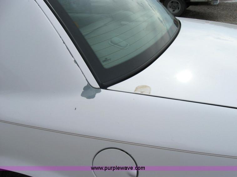 image for item 2041 2004 Ford Crown Victoria LX