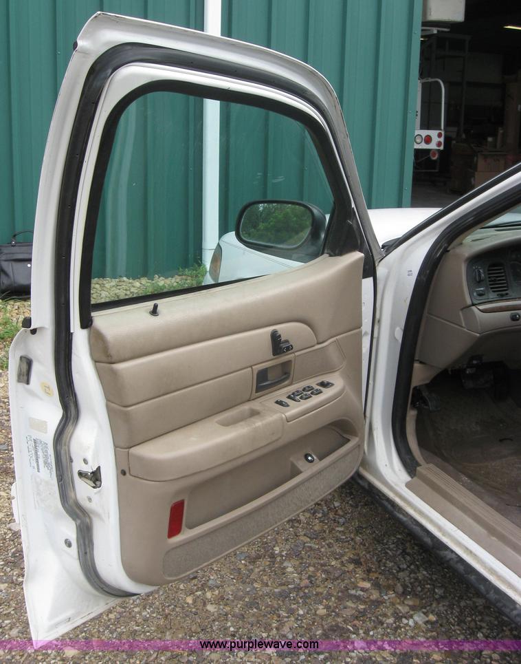 image for item 2041 2004 Ford Crown Victoria LX