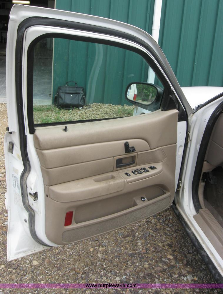image for item 2041 2004 Ford Crown Victoria LX