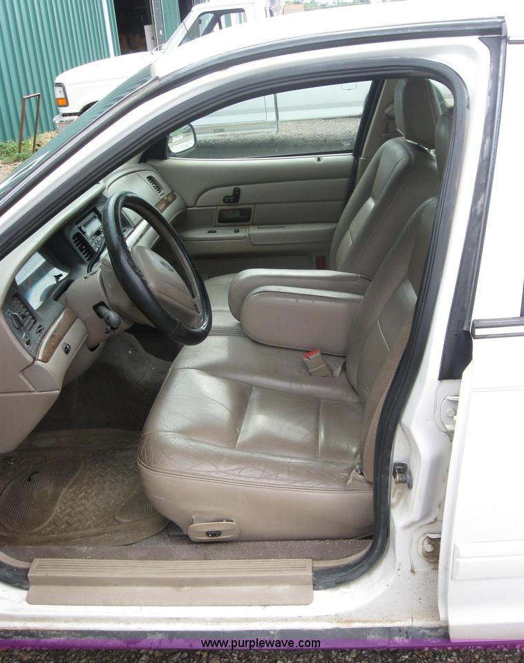 image for item 2041 2004 Ford Crown Victoria LX