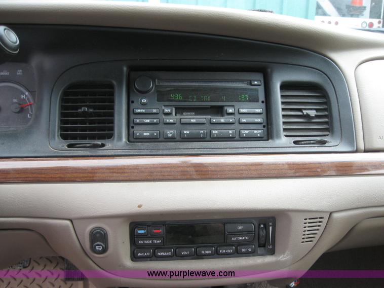 image for item 2041 2004 Ford Crown Victoria LX