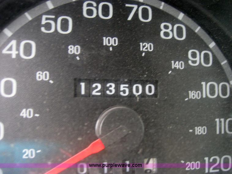 image for item 2041 2004 Ford Crown Victoria LX