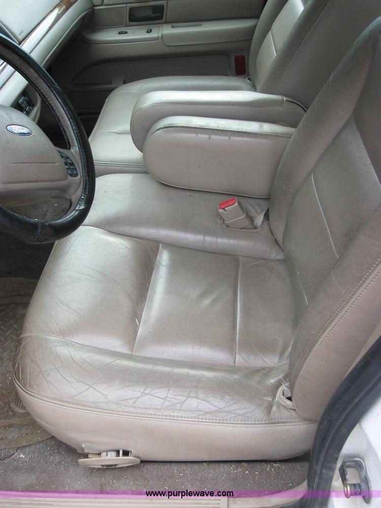 image for item 2041 2004 Ford Crown Victoria LX