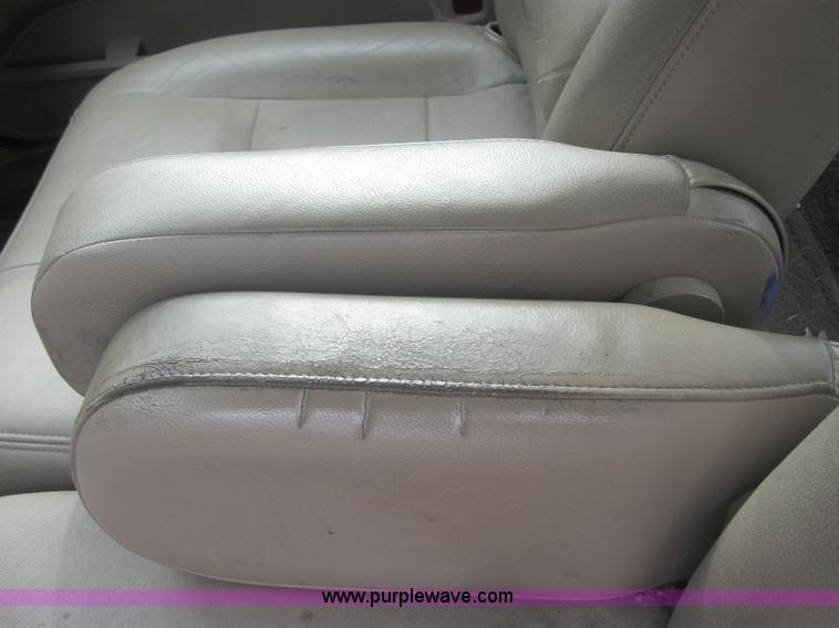 image for item 2041 2004 Ford Crown Victoria LX