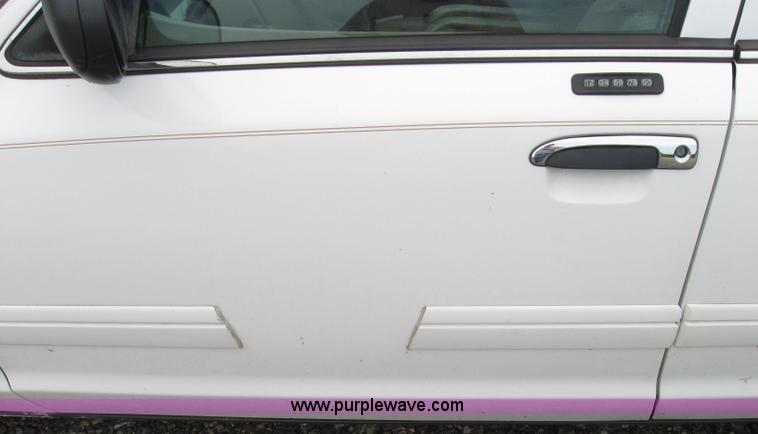 image for item 2044 2004 Ford Crown Victoria LX