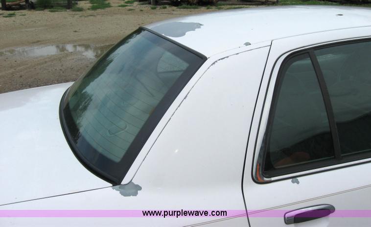 image for item 2044 2004 Ford Crown Victoria LX