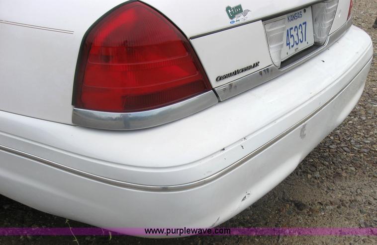 image for item 2044 2004 Ford Crown Victoria LX