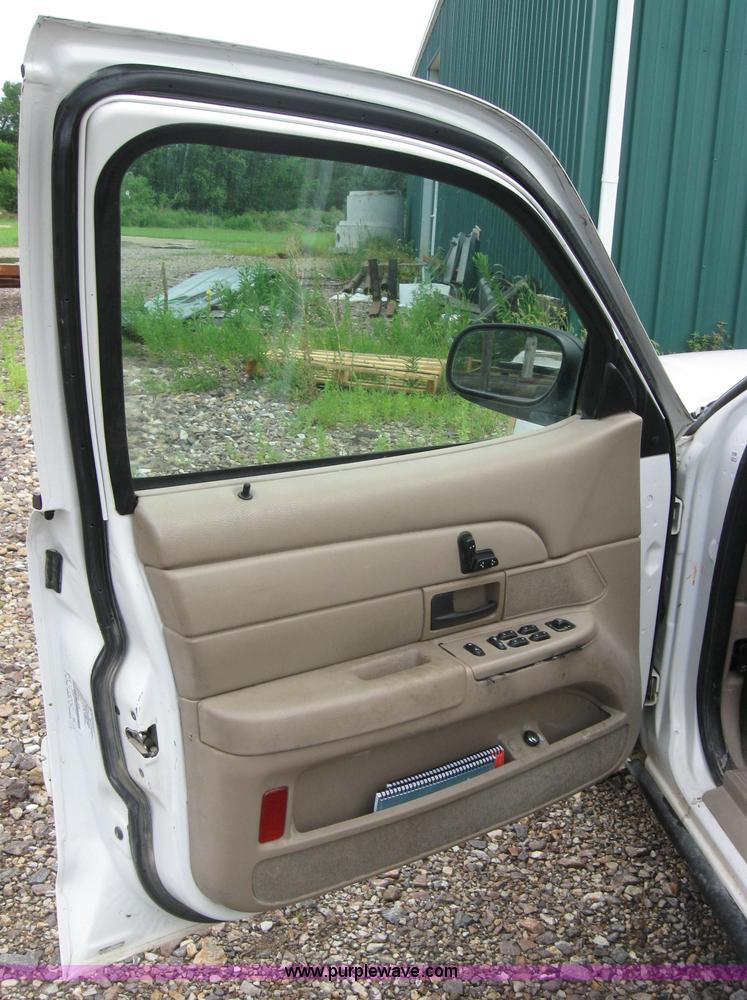 image for item 2044 2004 Ford Crown Victoria LX