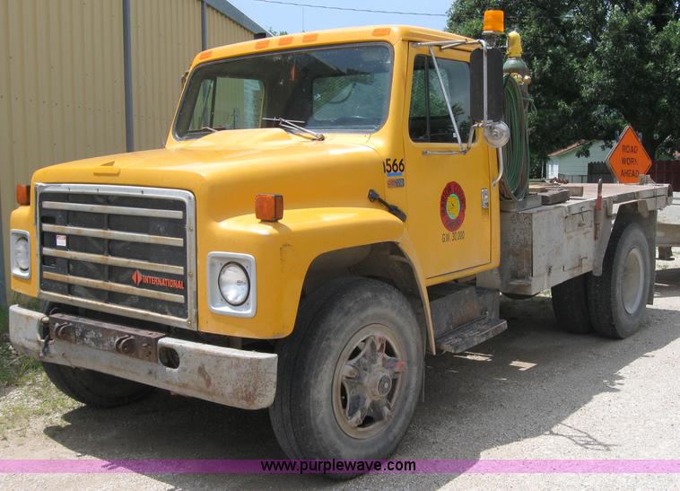 image for item 2047 1985 International S1700 winch truck