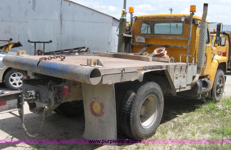 image for item 2047 1985 International S1700 winch truck