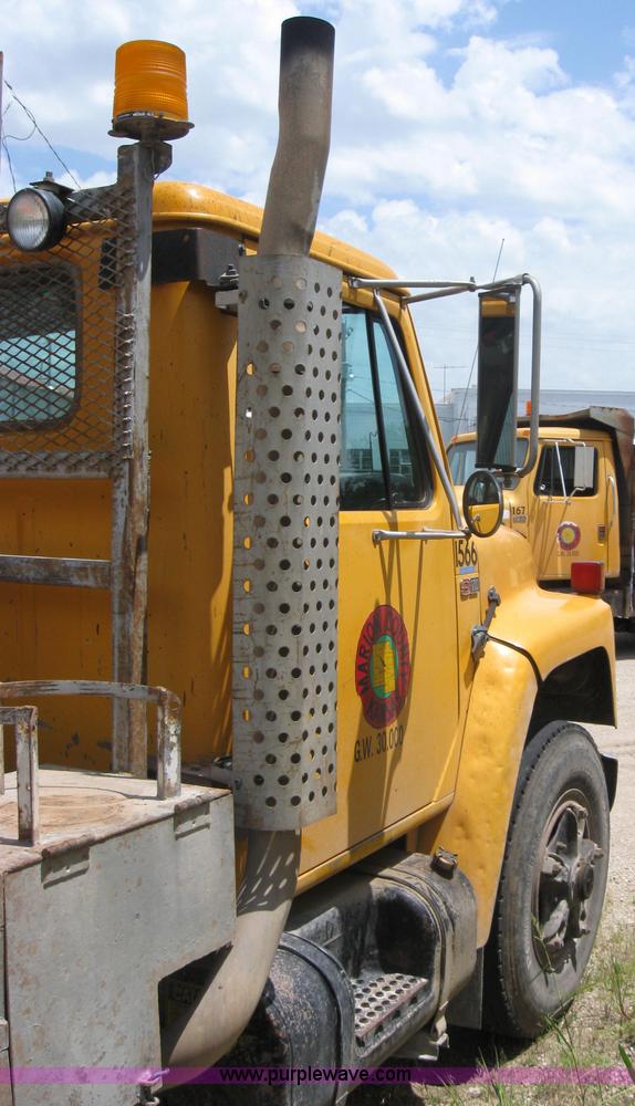 image for item 2047 1985 International S1700 winch truck