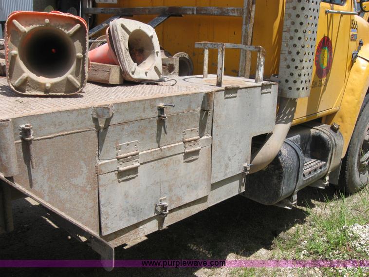 image for item 2047 1985 International S1700 winch truck