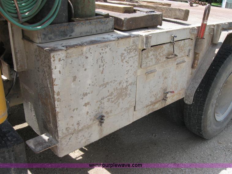 image for item 2047 1985 International S1700 winch truck