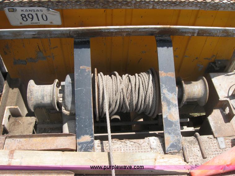 image for item 2047 1985 International S1700 winch truck