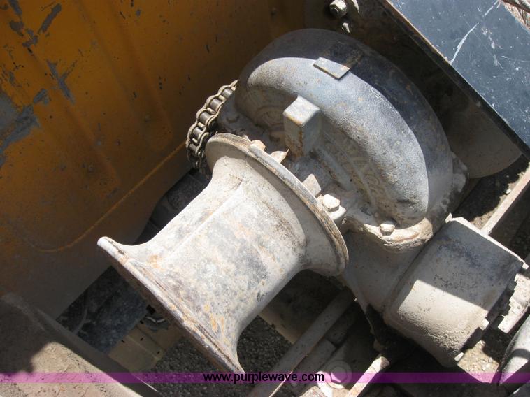 image for item 2047 1985 International S1700 winch truck