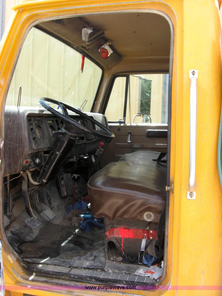 image for item 2047 1985 International S1700 winch truck