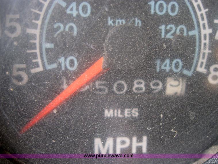 image for item 2047 1985 International S1700 winch truck