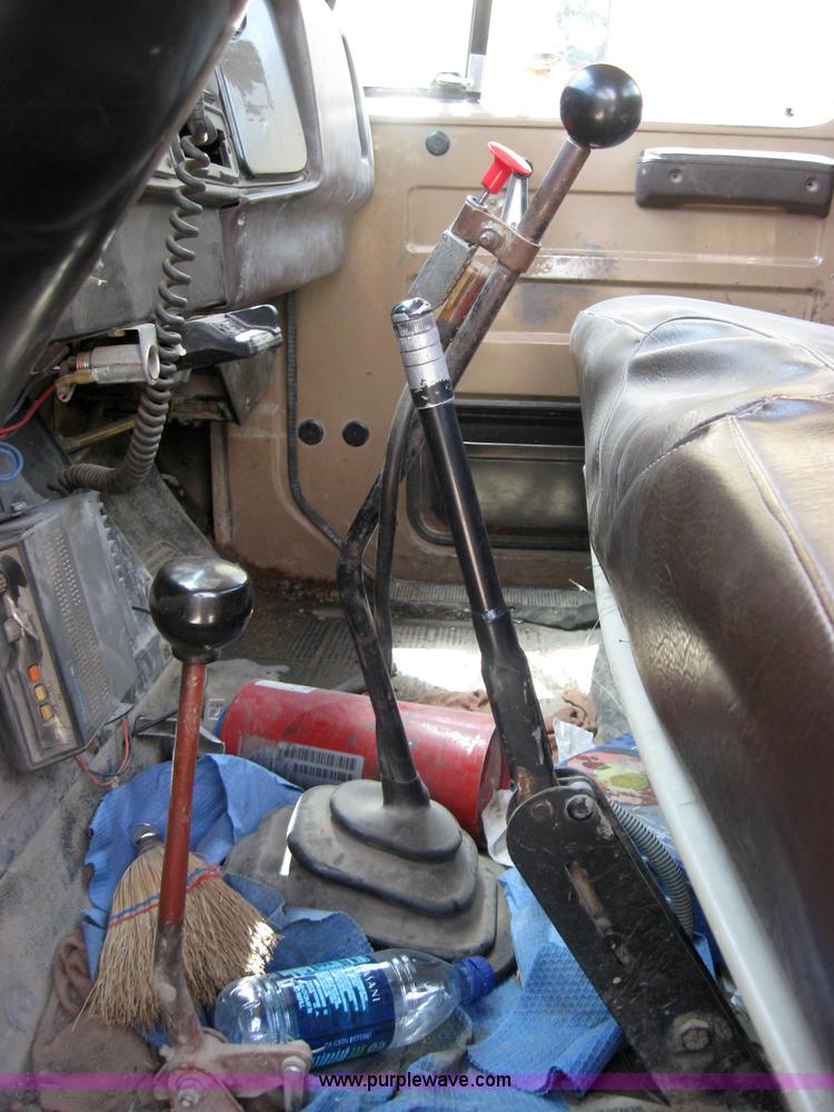 image for item 2047 1985 International S1700 winch truck