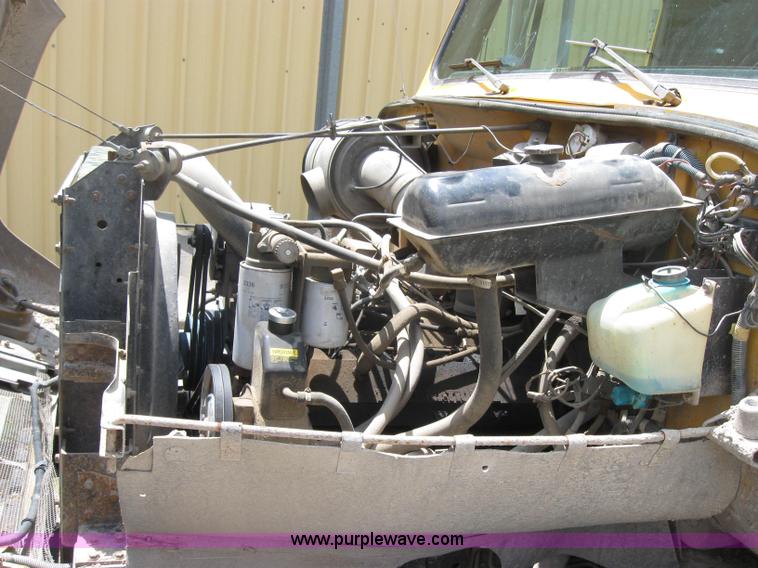 image for item 2047 1985 International S1700 winch truck