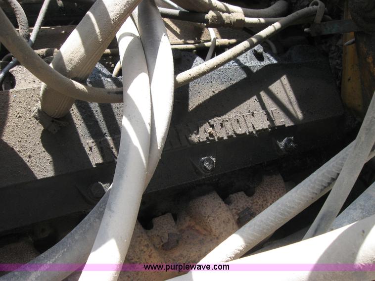 image for item 2047 1985 International S1700 winch truck