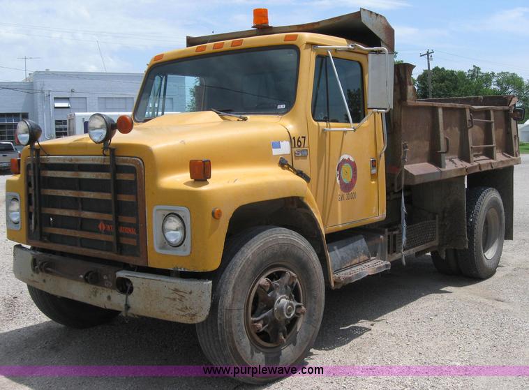 image for item 2048 1986 International 1754 dump truck