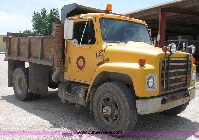 image for item 2048 1986 International 1754 dump truck