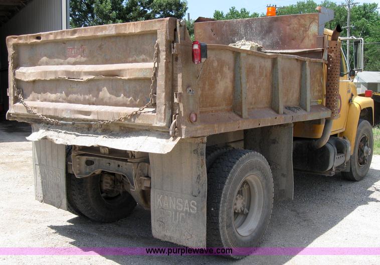 image for item 2048 1986 International 1754 dump truck
