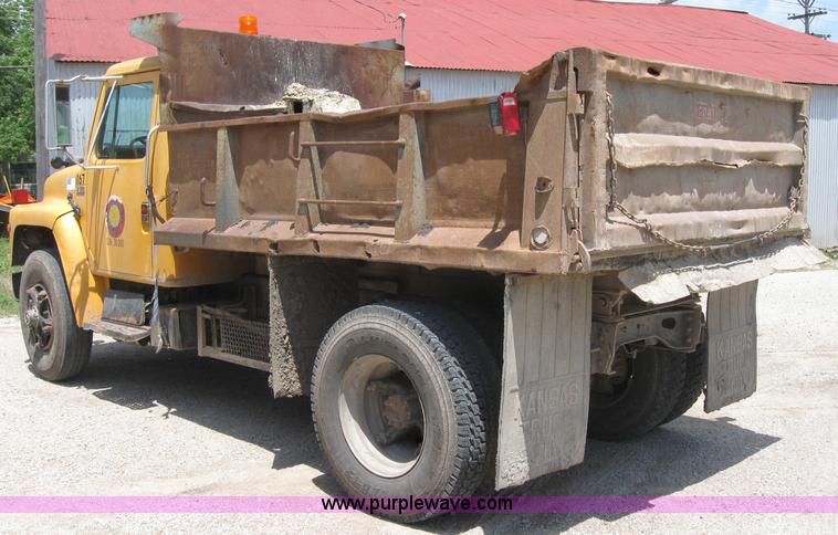 image for item 2048 1986 International 1754 dump truck