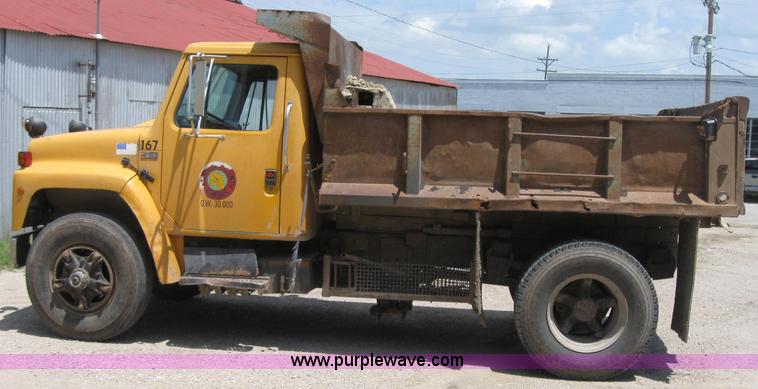 image for item 2048 1986 International 1754 dump truck