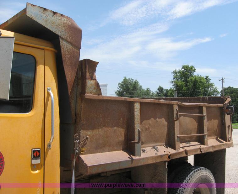 image for item 2048 1986 International 1754 dump truck