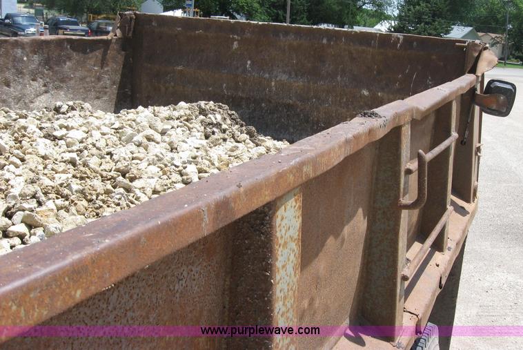 image for item 2048 1986 International 1754 dump truck