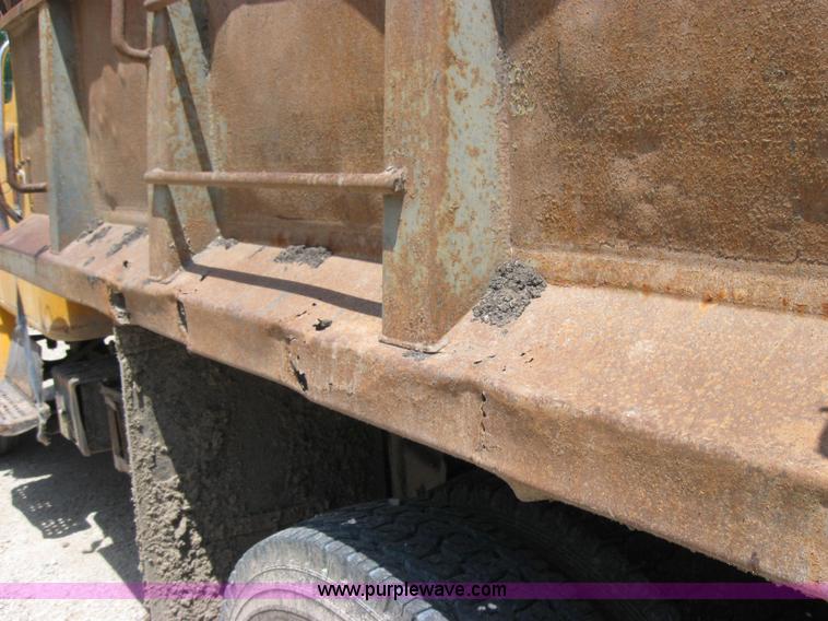 image for item 2048 1986 International 1754 dump truck